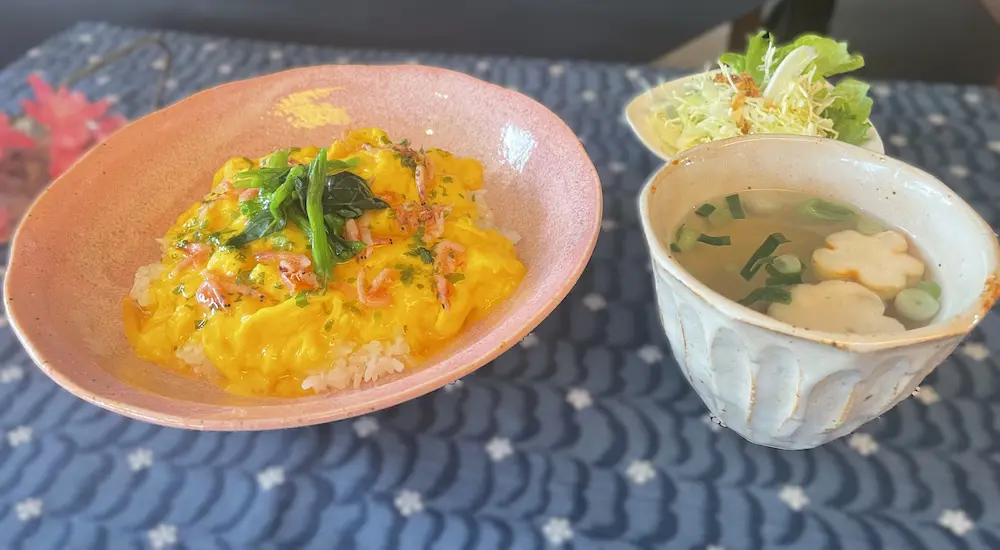 桜えびのトロっと玉子丼(お吸い物付)
